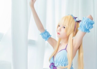 桜桃喵《英梨梨COS 01》：阳光下的青春与俏皮